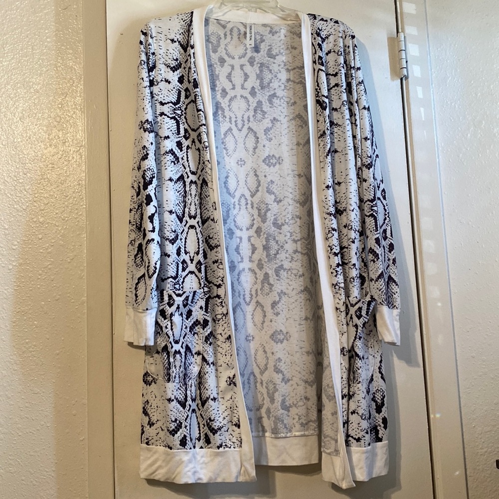 Long sleeve, Snakeskin print cardigan!